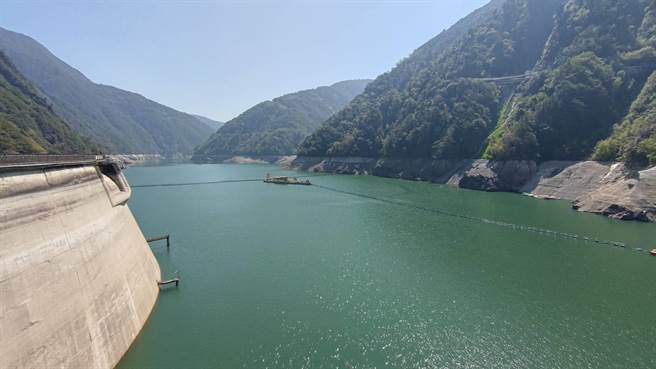 前一波春雨助益不大，德基水庫水位降至1378.58公尺。（民眾提供／陳淑娥台中傳真）