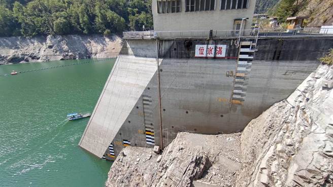 前一波春雨助益不大，德基水庫水位降至1378.58公尺。（民眾提供／陳淑娥台中傳真）