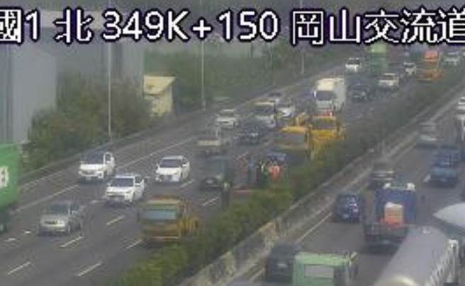 國道1號南向348.8公里岡山路段10日上午近10時發生3小客車與小貨車追撞交通事故。（摘自警廣即時報APP／林瑞益高雄傳真）