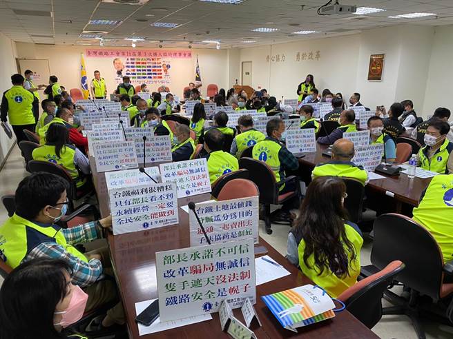 針對台鐵公司化後債務清零方案，台鐵企業工會3月底表示，若政府在4月10日前沒有給出善意回應，將於勞動節再度發起依法不加班。（本報資料照）