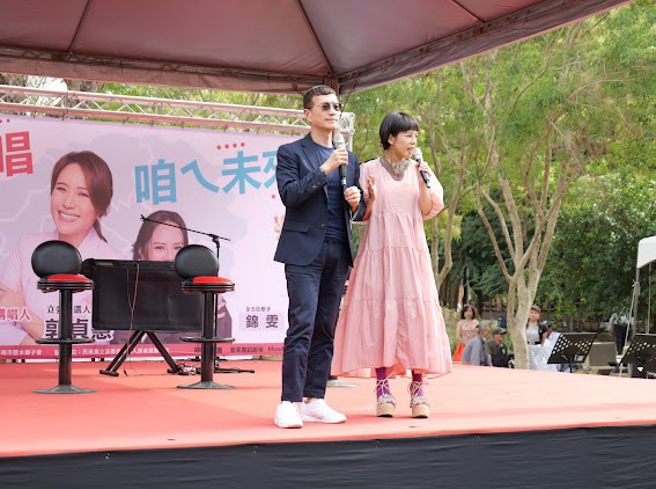 吴若权联手实力唱将锦雯，一同到台南溪北地区与民进党立委参选人郭贞慧共同举办「溪北美好的未来讲唱会」。