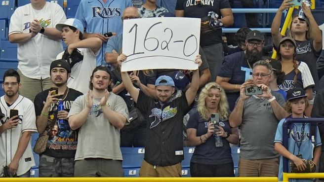 光芒主場球迷高舉「162勝0敗」的標語。（美聯社）