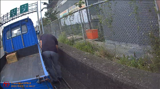 张姓男子下台中市丰原交流道时，车子突然因没油而熄火。（警方提供）