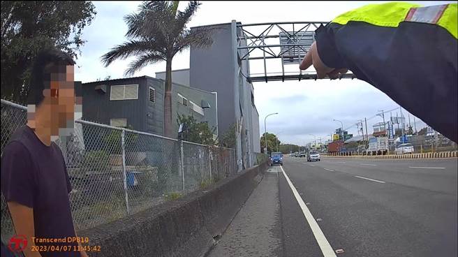 张姓男子下台中市丰原交流道时，车子突然因没油而熄火，警方急救援。（警方提供）