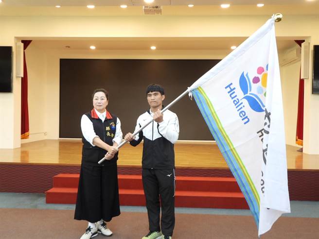 花莲县政府今举办全中运授旗仪式，由县长徐榛蔚（左）将象徵花莲的旗帜交给选手代表洪俊彦（右），期勉大家能再创佳绩，替花莲争光。（罗亦晽摄）