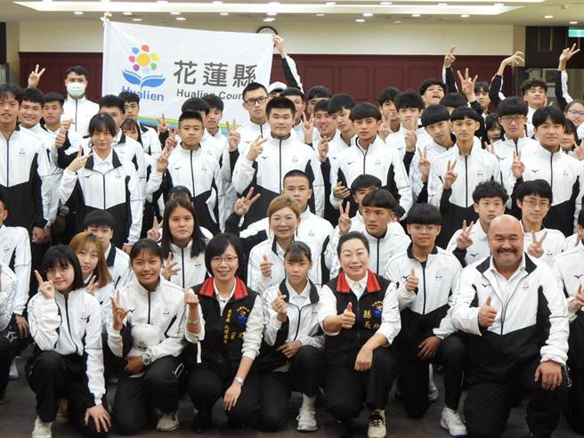 花莲县政府今举办全中运授旗仪式，县长徐榛蔚期勉运动小将们能再创佳绩，替花莲争光。（罗亦晽摄）