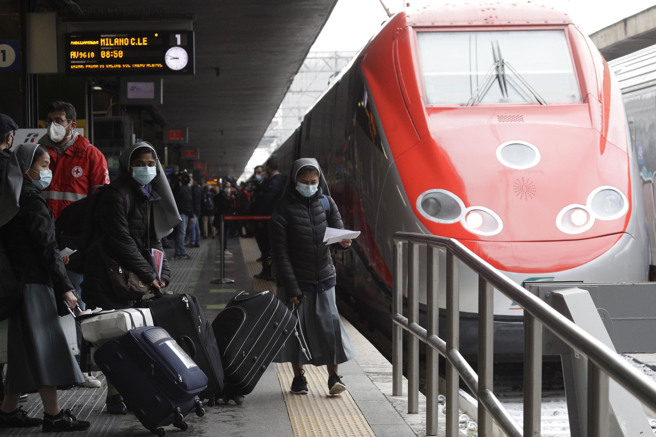 日前一對穿著婚紗的夫妻選在特米尼（Termini）車站的月台上拍攝婚紗照，新郎穿著黑色西裝和披著白紗的新娘互相對視，引起在場民眾注意，並出現在社群媒體Instagram，受到熱烈討論與流傳。(資料照/美聯社)