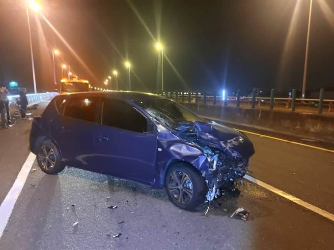 車輛撞上小牛後，車頭幾乎全毀。（讀者提供／張毓翎