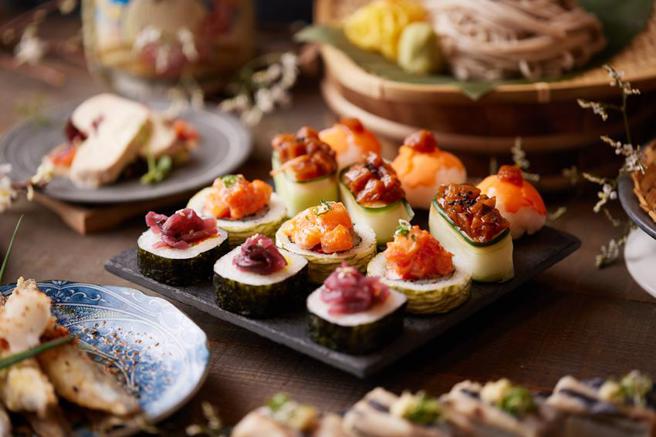 （COZZI Blu和逸饭店桃园馆推出出「逸起放大6,000元」大礼包，活动期间消费满2,000元，并加入会员就送6,000元电子大礼包，礼包内容丰富，包含多国百匯自助餐厅「逸．市集」平日午餐两人同行一人免费、平日午晚餐75折优惠券。图／COZZI Blu和逸饭店桃园馆提供）