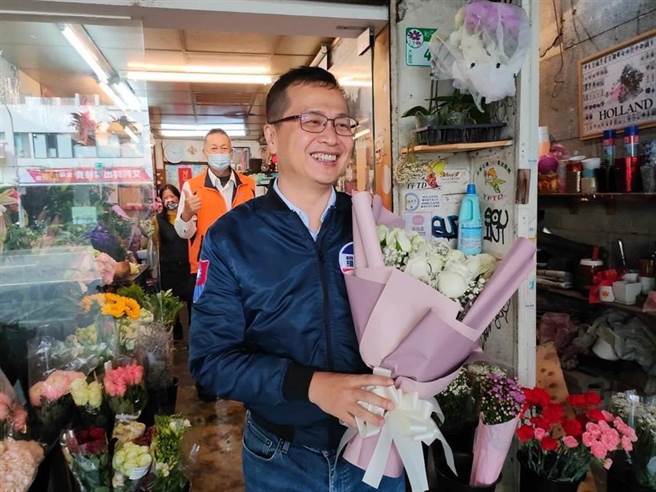 民進黨高市議員鄭孟洳10日踢爆前台北市議員羅智強去年曾表態參選桃園市長一職，且啟動行腳活動走遍桃園地區，但羅智強在桃園拜票的同時，竟然有在高雄餐廳、高檔酒店的政治獻金消費紀錄。（摘自羅智強臉書）