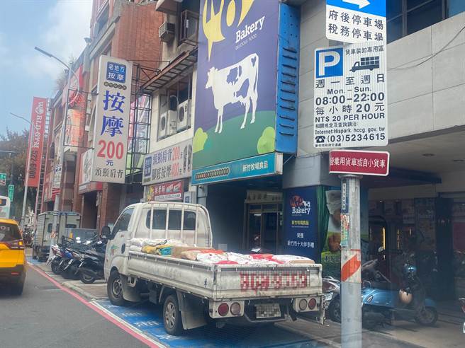 新竹市政府为解决车辆长期占用装卸货停车格问题，将于7月起于竹市23处路边「装卸货停车格」试办智慧停车收费及科技执法。（陈育贤摄）