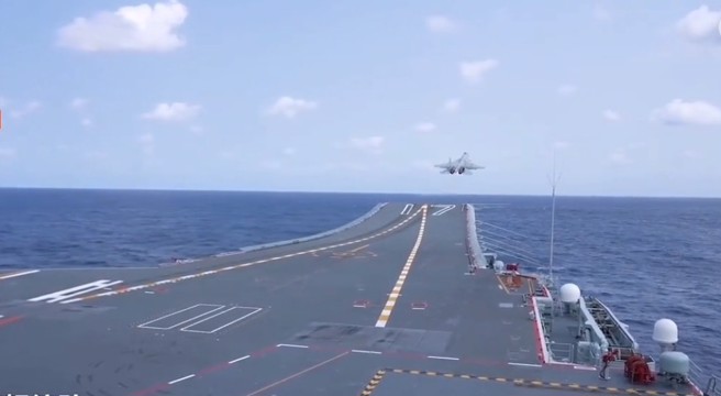 共军环台军演进入第3天，10日大陆国产航母山东舰也参加演练，并曝光战机起降画面。（翻摄央视军事）