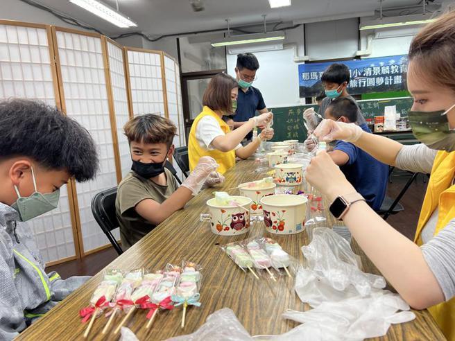 （那玛夏民权国小的孩子从材料调配、样品塑型到成品包装，全程自己来，培养自主能力。图／清景麟提供）