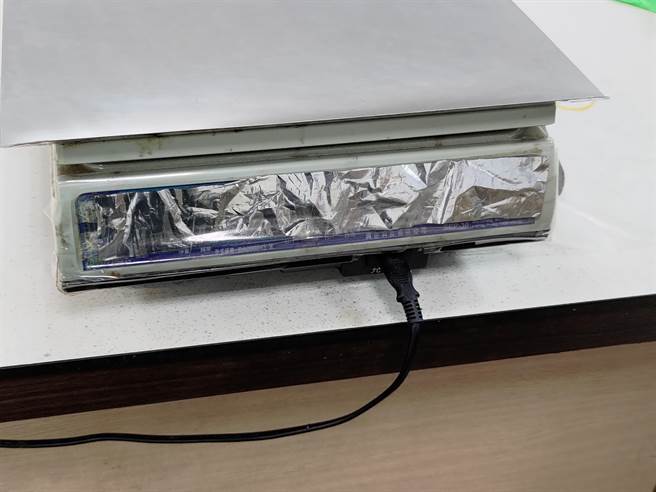 新北土城一家自助餐店貼鋁箔遮電子秤，消保官命業者改正移除。（新北市法制局提供）