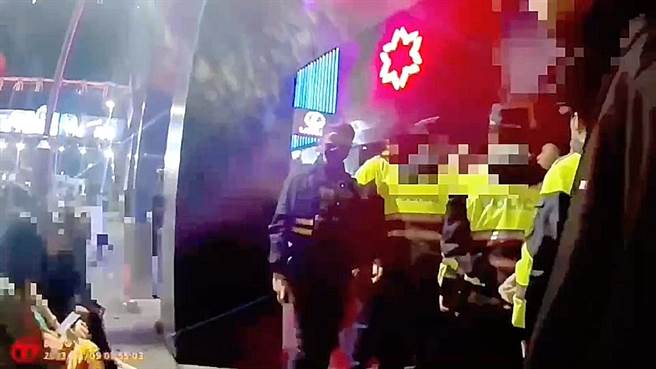 多名酒客想強闖信義區夜店尋釁，警方獲報趕往處理。（翻攝畫面）