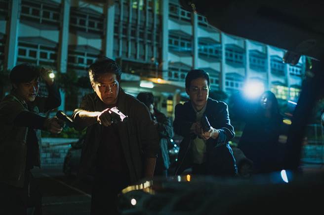 黄健玮（左二起）和薛仕凌在片中演出警察。（华映提供）