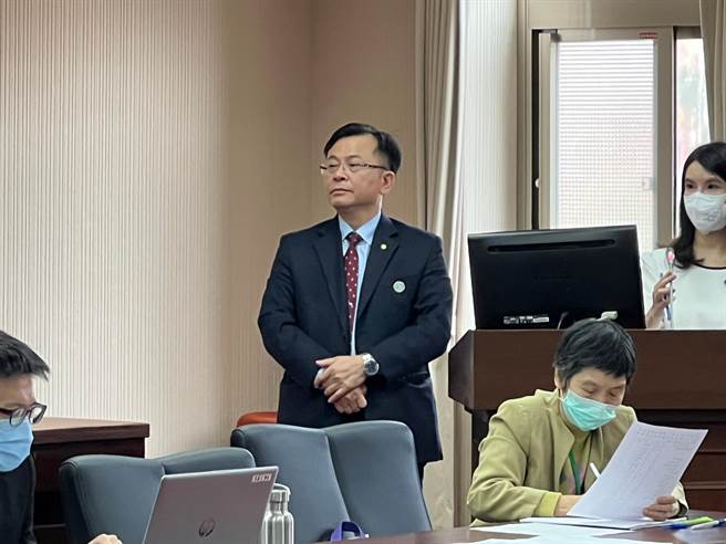 在国民党立委洪孟楷不懈追问下，陈耀祥才坦言4月、5月确实有可能讨论镜电视案。（李奇叡摄）