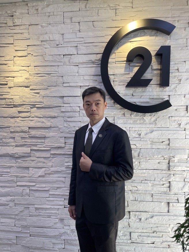 21世纪不动产经纪人杨丁樫坦言，过去的他身败名裂，因为想要不劳而获，甚至负债1000万，如今成为年度业绩销售冠军。(图: 21世纪不动产提供)