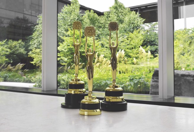 21世纪不动产经纪人杨丁樫从业10年来获奖无数，本次获得Grand Centurion国际奖项，同时也成为21世纪不动产台湾区的年度业绩冠军。(图: 21世纪不动产提供)