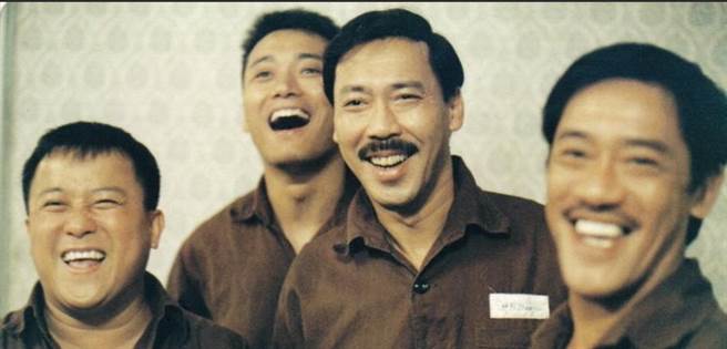 1989年电影《福星闯江湖》由曾志伟（左起）、苗侨伟、冯淬帆、吴耀汉主演。（冯淬帆提供）