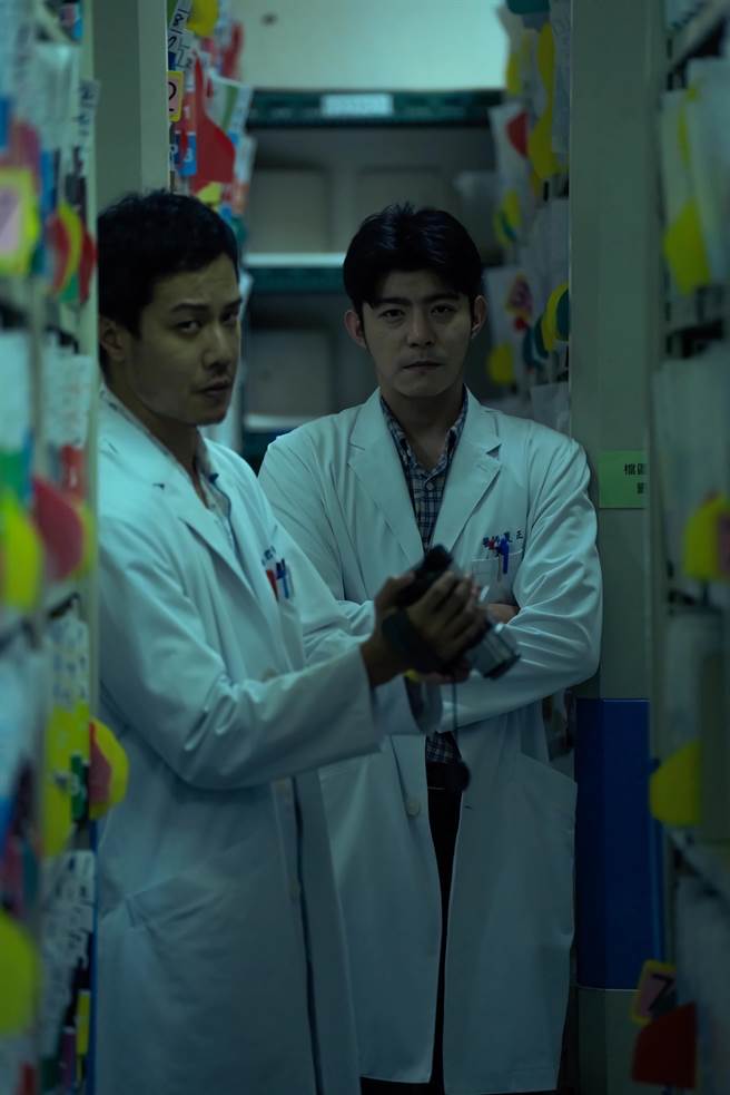 薛仕凌（左）跟王柏杰在片中联手寻找病原。（CATCHPLAY提供）