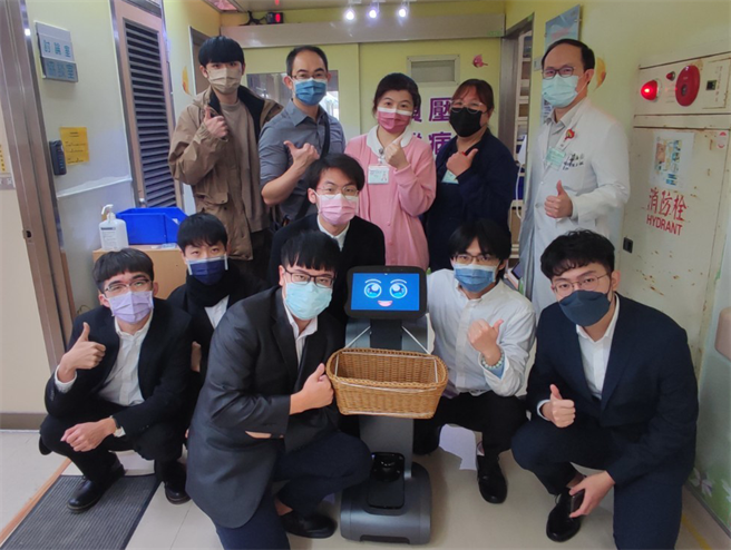 元智大学与桃园医院合作，利用机器人降低传染风险。(元智大学提供／吕筱蝉桃园传真)