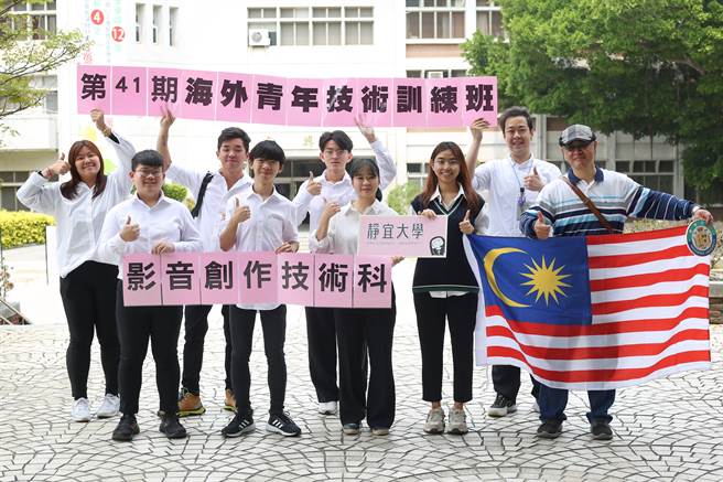 静宜大学海青班影音创作科学生，囊括分镜稿暨微电影竞赛多项大奖。（静宜大学提供）