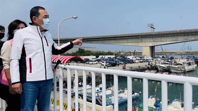 侯友宜也亲自到景观平台视察工程成果。（吕健豪摄）