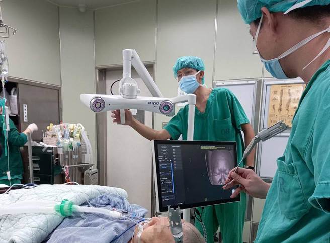 3D導航切除腦瘤，屏基醫師精準下刀。(屏基提供)