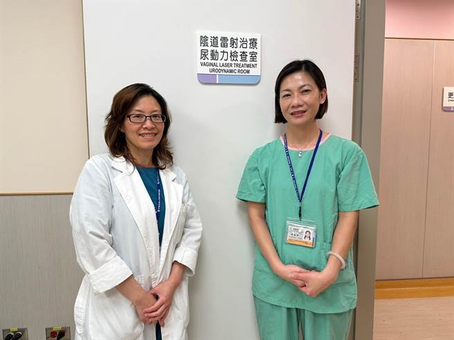 中医大新竹附医妇科主任陈璐敏（左）用阴道雷射手术，帮助患者重启滋润弹性。（中医大新竹附医提供／邱立雅竹县传真）