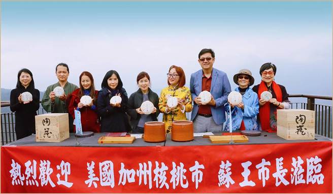 中华华人茶文化协会创会理事长邱锦子（左五）、美国加州核桃巿前巿长苏王秀兰（右四）、嘉义县政府经济发展处长江振玮（右三）等人，一同将台湾的好茶宛如「时空胶囊」般封入茶瓮中。（邱锦子提供／吕妍庭嘉义传真）