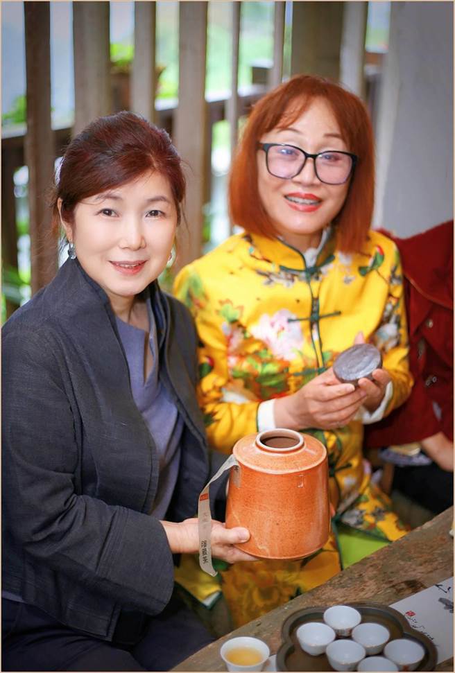 中华华人茶文化协会创会理事长邱锦子（左）介绍神农奖得主罗正彬提供的野放红玉白茶给美国加州核桃巿前巿长苏王秀兰品嚐。（邱锦子提供／吕妍庭嘉义传真）