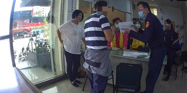 高雄廖姓老翁日前收到诈团简讯，表示诉讼文书要付费领取，所幸经过警方解说，廖翁才明白是诈骗手法。此诈骗手法新颖，令资深刑警感嘆诈团为骗财无所不用其极，呼吁民眾多加防范。（翻摄照片／崔正纲高雄传真）