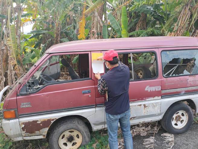 在街道旁或巷弄內常會發現老舊或損壞的廢棄車輛遭棄置，影響市容。（台東縣政府提供）