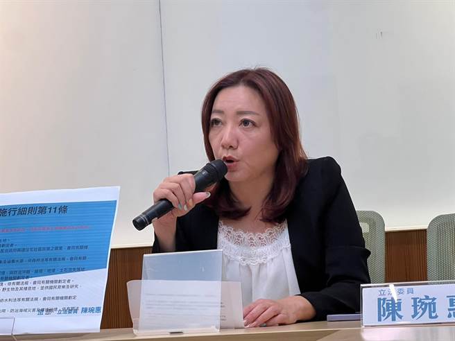 陳琬惠召開「綠營權貴集體違法 黨證無敵拿他們沒辦法？」記者會，踢爆違法的綠營權貴不是只有陳啟昱。（李奇叡攝）