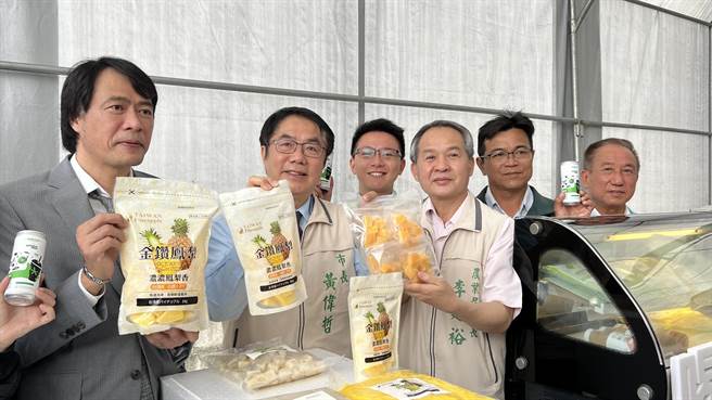 台南市長黃偉哲（左二）等人參加啟運儀式，並期待後續可以開闢更多通路。（張毓翎攝）