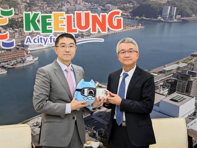 中華汽車總經理陳昭文（右）10日帶領二輪事業部同仁拜會基隆市長謝國樑（左），表達將以旗下的emoving勁炫125投入基隆市青年電動車的合作方案。（張志康攝）