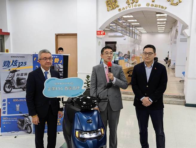 中華汽車總經理陳昭文（左1）10日帶領二輪事業部同仁拜會基隆市長謝國樑（右2），表達將以旗下的emoving勁炫125投入基隆市青年電動車的合作方案。（張志康攝）