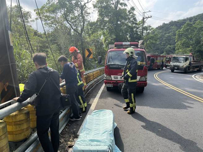 北宜公路女騎士自撞護欄受傷。（警方提供）