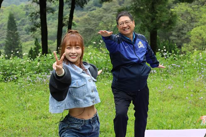 新竹县长杨文科（右）邀请啦啦队女神林襄代言新竹走走峨眉路线，还一起做瑜珈。（新竹县府提供／邱立雅竹县传真）