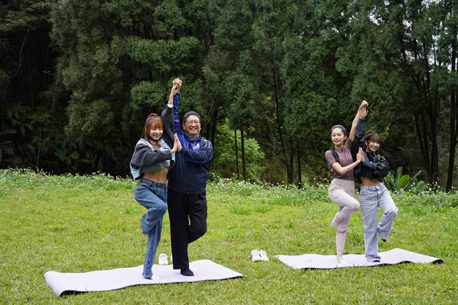新竹县长杨文科（左二）与啦啦队女神林襄（左一）一起做瑜珈。（新竹县府提供／邱立雅竹县传真）