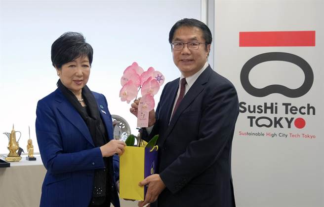 台南市長黃偉哲致贈印有東京都市徽的蘭花給東京都知事小池百合子。（市府提供／洪榮志台南傳真）