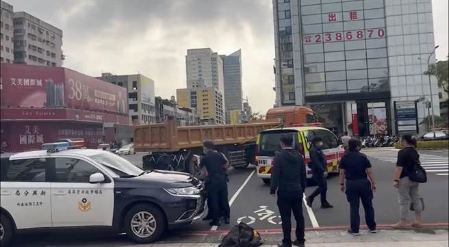 高雄新興區發生死亡車禍，機車後座張簡姓老婦人當場遭輾斃。（翻攝照片／崔正綱高雄傳真）