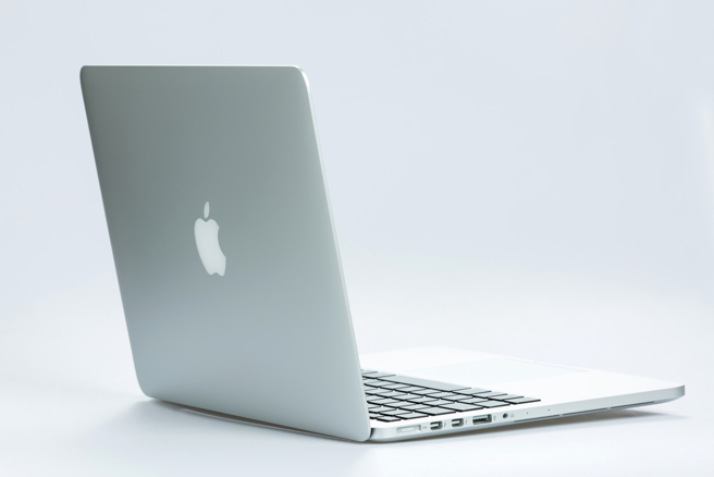 苹果笔电出货重摔。（示意图／shutterstock）