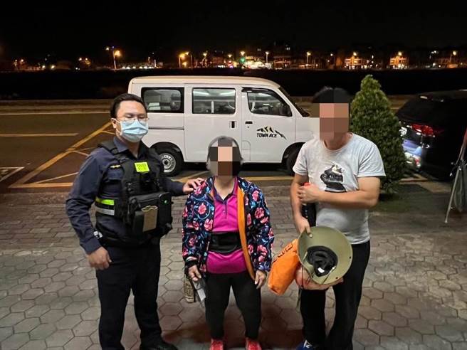 台中71岁管姓妇人为聋哑人士，日前出门疑因失智，从太平迷途到大里，晚间7时许于大里区甲堤南路与新甲路超商前徘徊，幸经警方协助顺利联络家属助其返家。（雾峰警分局提供／潘虹恩台中传真）