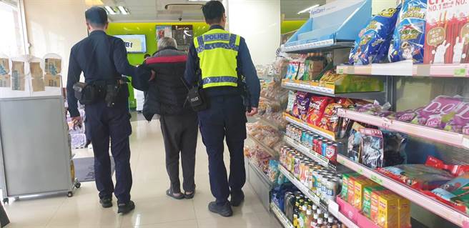 黄姓老夫妻带着神主牌在丰原一家超商「住」1个多月，社会局紧急将两老安置。（本报资料照片）