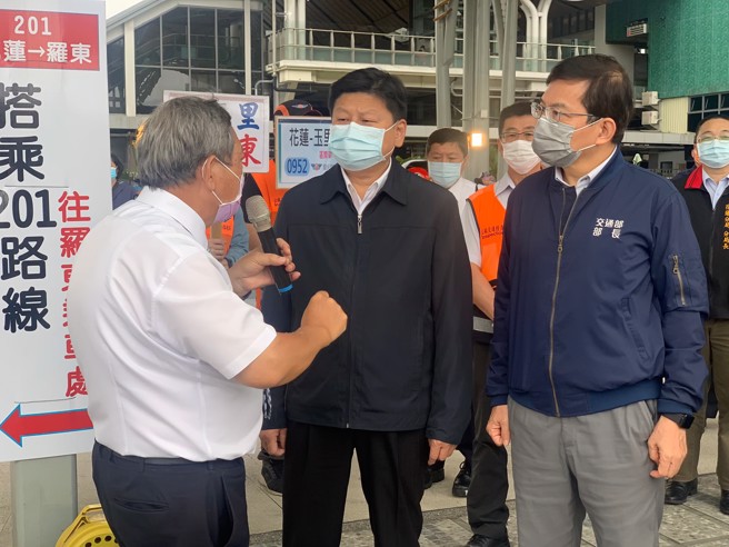 傅崐萁強調站體老舊漏水造成旅客觀感不佳，進而導致花蓮良好的觀光形象遭受打擊，目前已要求台鐵盡速辦理工程招標業務。(戴志揚翻攝)