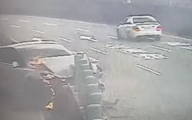 新店特斯拉自撞分隔岛「1秒窜火舌」！驾驶身分曝光。(翻摄画面)