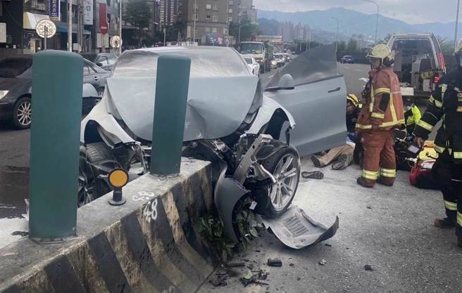 特斯拉轿车直接衝撞分隔岛，车头严重凹陷。（民眾提供）