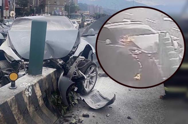 新店特斯拉自撞分隔岛「1秒窜火舌」！驾驶身分曝光。(翻摄画面)
